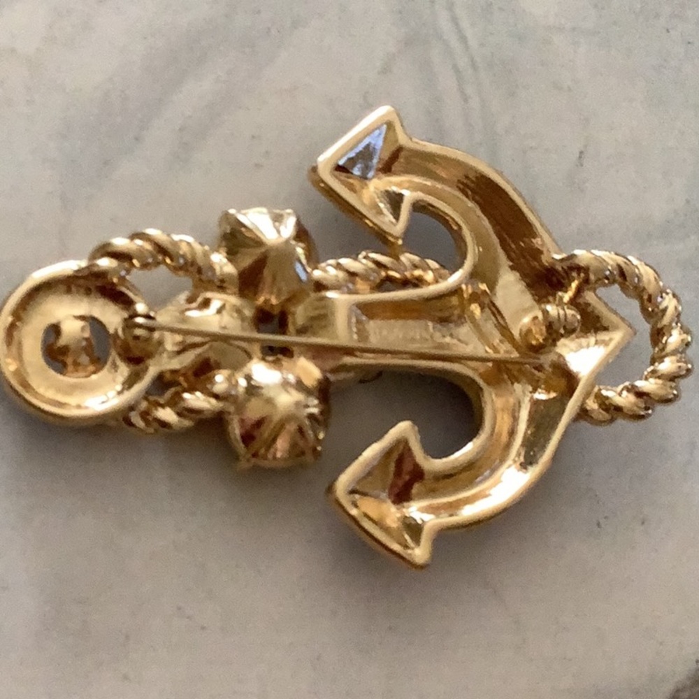 *RARE* VINTAGE “TRIFARI TM” ANCHOR ROPE ENAMEL RHINESTONE & GLASS BROOCH Signed - Picture 4 of 7